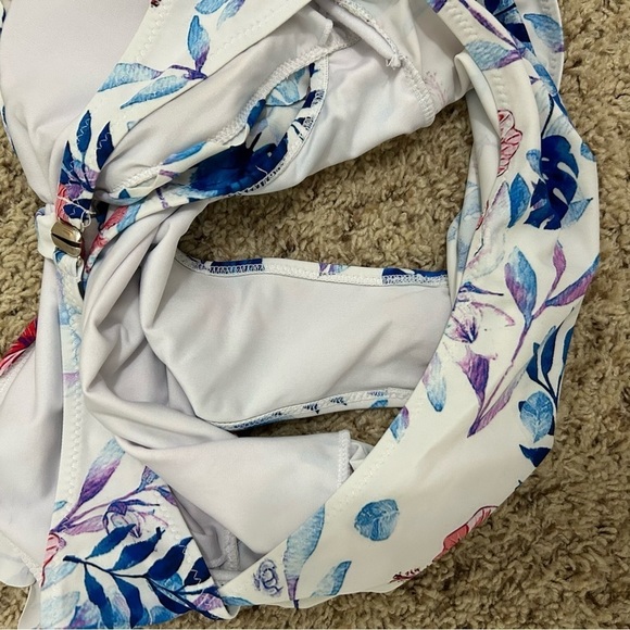 Cupshe White Floral Cut Out Scalloped One Piece Size Large - Picture 6 of 7